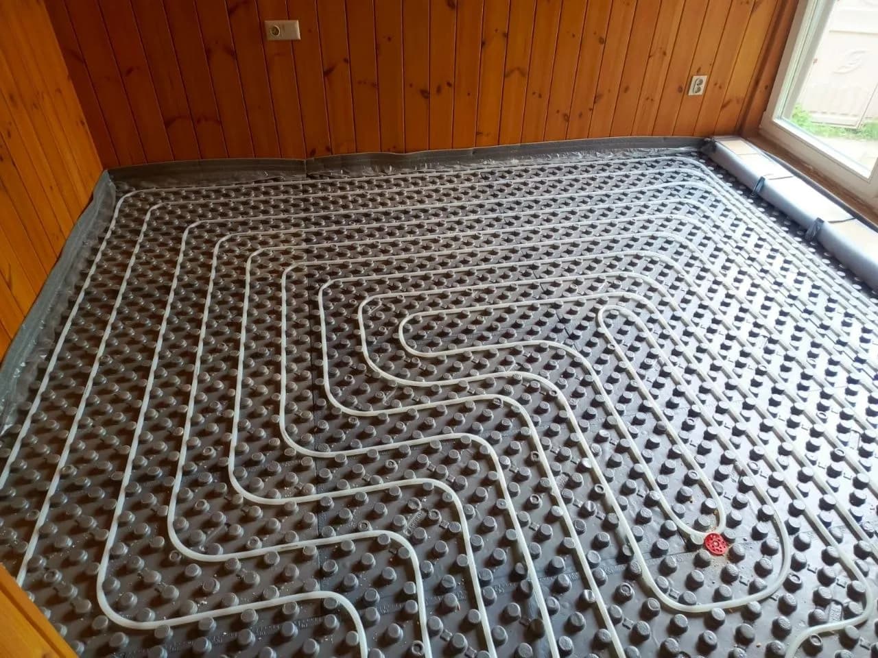 Installation of Hydronic Underfloor Heating in a Frame House