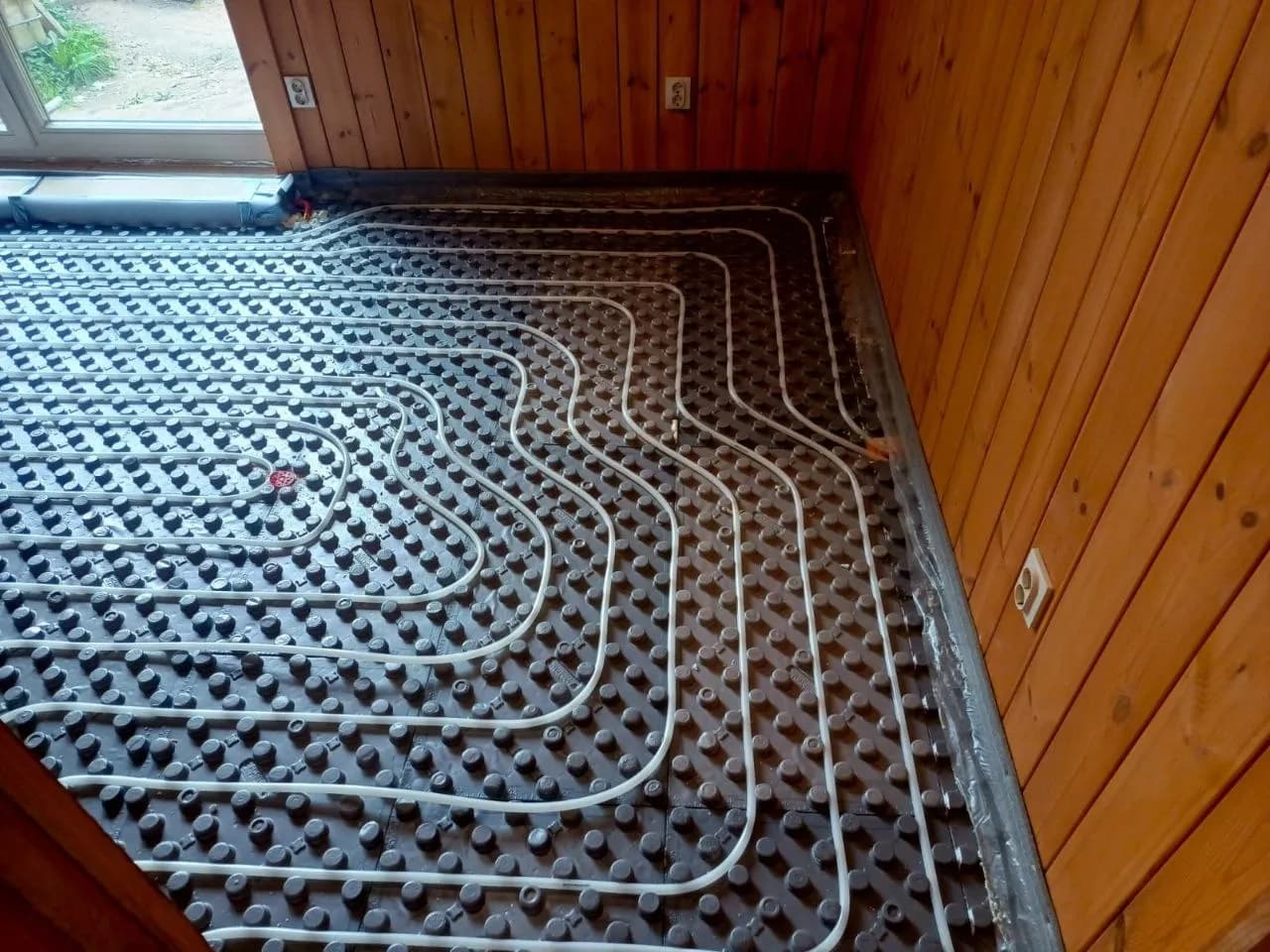 Installation of Hydronic Underfloor Heating in a Frame House 2