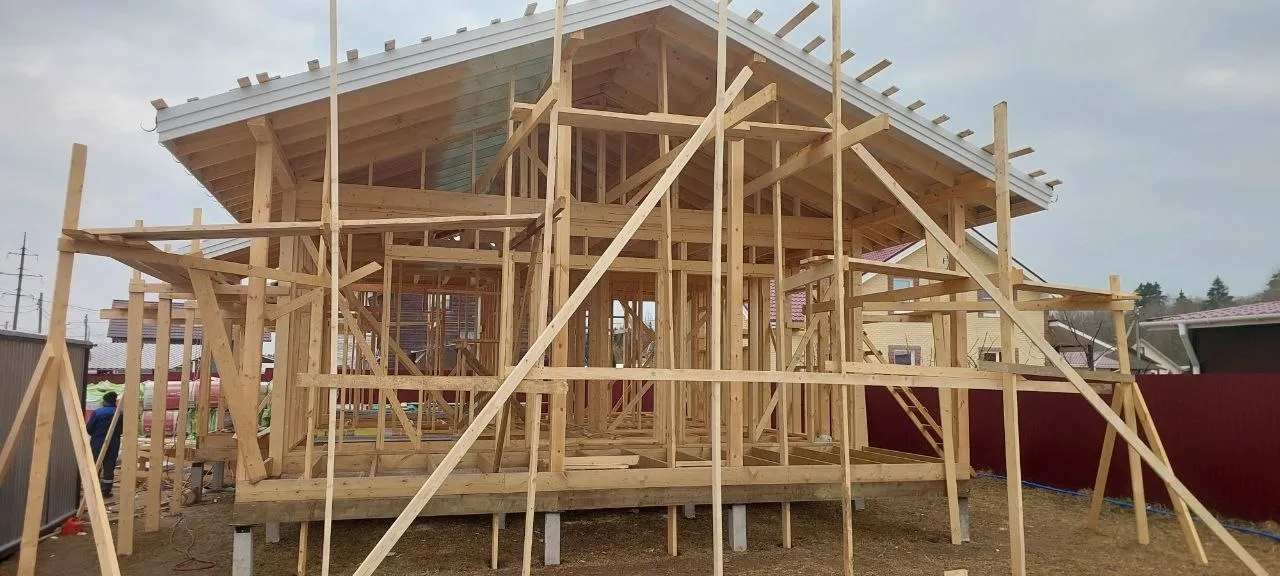 Завершаем тёплый контур каркасного дома 90 м²